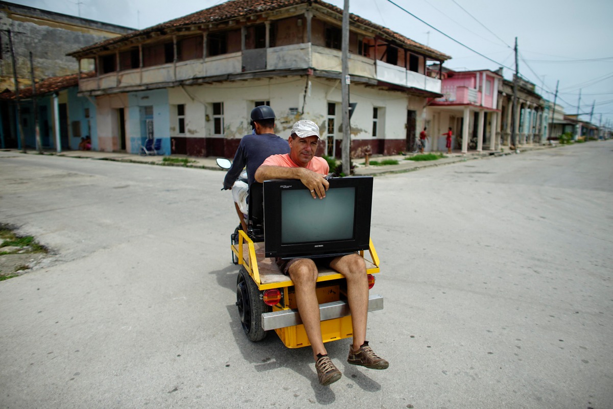 Doctor Alberto Rodriguez takes a television from his home to a safer place prior to the arrival of the Hurricane Irma in Caibarien, Cuba, September 8, 2017. (REUTERS/Alexandre Meneghini)