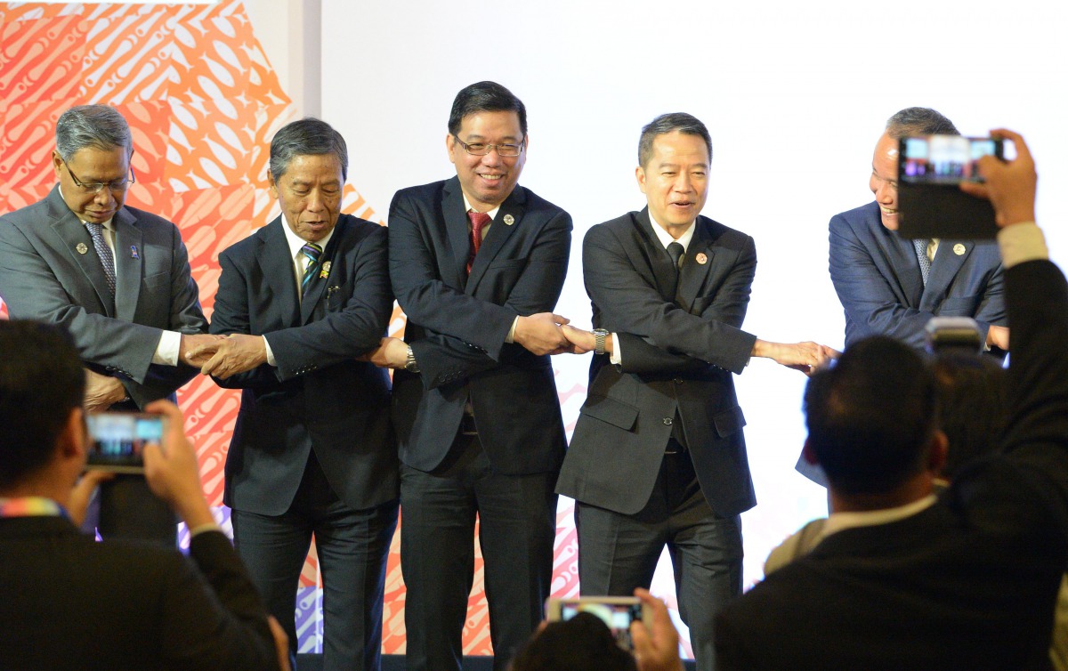 (L-R) Dato Sri Mustapa Mohammed, Malaysian Minister of International Trade and Industry, Myanmar's Minister of Planning and Finance Kyaw Win, Philippine Undersecretary of Trade and Industry Ceferino Rodolfo, Thailand's Director General Department of Trade