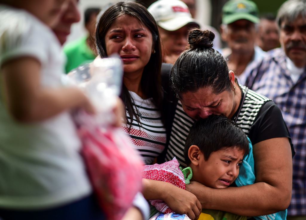 Relatives and friends accompany to the cemetery the remains of a victim of Thursday night's 8.2-magnitude quake, in Juchitan, Oaxaca, Mexico, on September 10, 2017. AFP / RONALDO SCHEMIDT