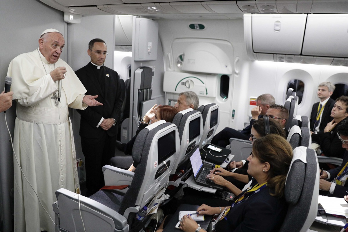 Pope Francis talks to journalists during a press conference held on board the flight to Rome, at the end of a five-day visit to Colombia, on September 11, 2017.  AFP / Andrew Medichini