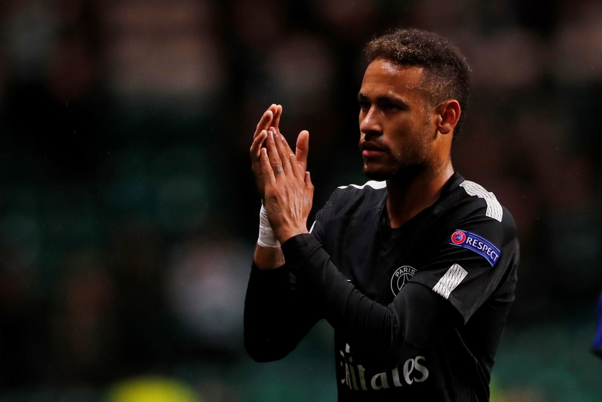  Paris Saint-Germain’s Neymar applauds fans as he celebrates after the match (Reuters/Lee Smith) 