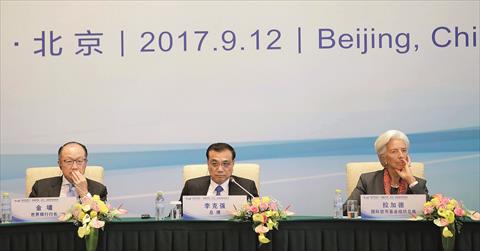 China’s Premier Li Keqiang (centre), President Jim Yong Kim (left) of the World Bank and International Monetary Fund (IMF) Managing Director Christine Lagarde attend a news conference of The 1+6 Round Table Dialogue meeting at Diaoyutai State Guesthouse i