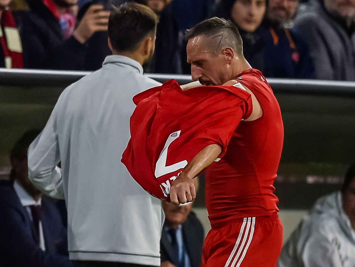 Bayern Munich's French midfielder Franck Ribery takes of his jersey after leaving the pitch during the Champions League group B match between Bayern Munich and RSC Anderlecht in Munich, southern Germany, on September 12, 2017. / AFP / GUENTER SCHIFFMANN
