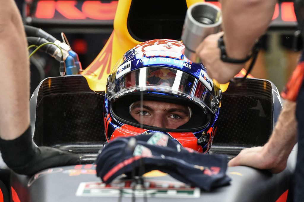 Red Bull's Dutch driver Max Verstappen sits inside his car during the third practice session of the Formula One Singapore Grand Prix in Singapore on September 16, 2017. / AFP / Mohd RASFAN
