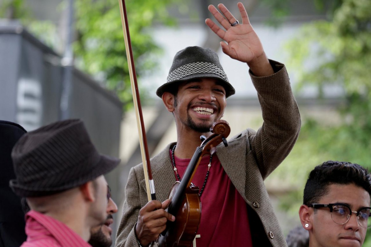 FILE PHOTO - Venezuelan violinist Wuilly Arteaga (C) waves during a gathering against Venezuela's President Nicolas Maduro's government in Caracas, Venezuela June 4, 2017. Reuters/Marco Bello/File Photo
