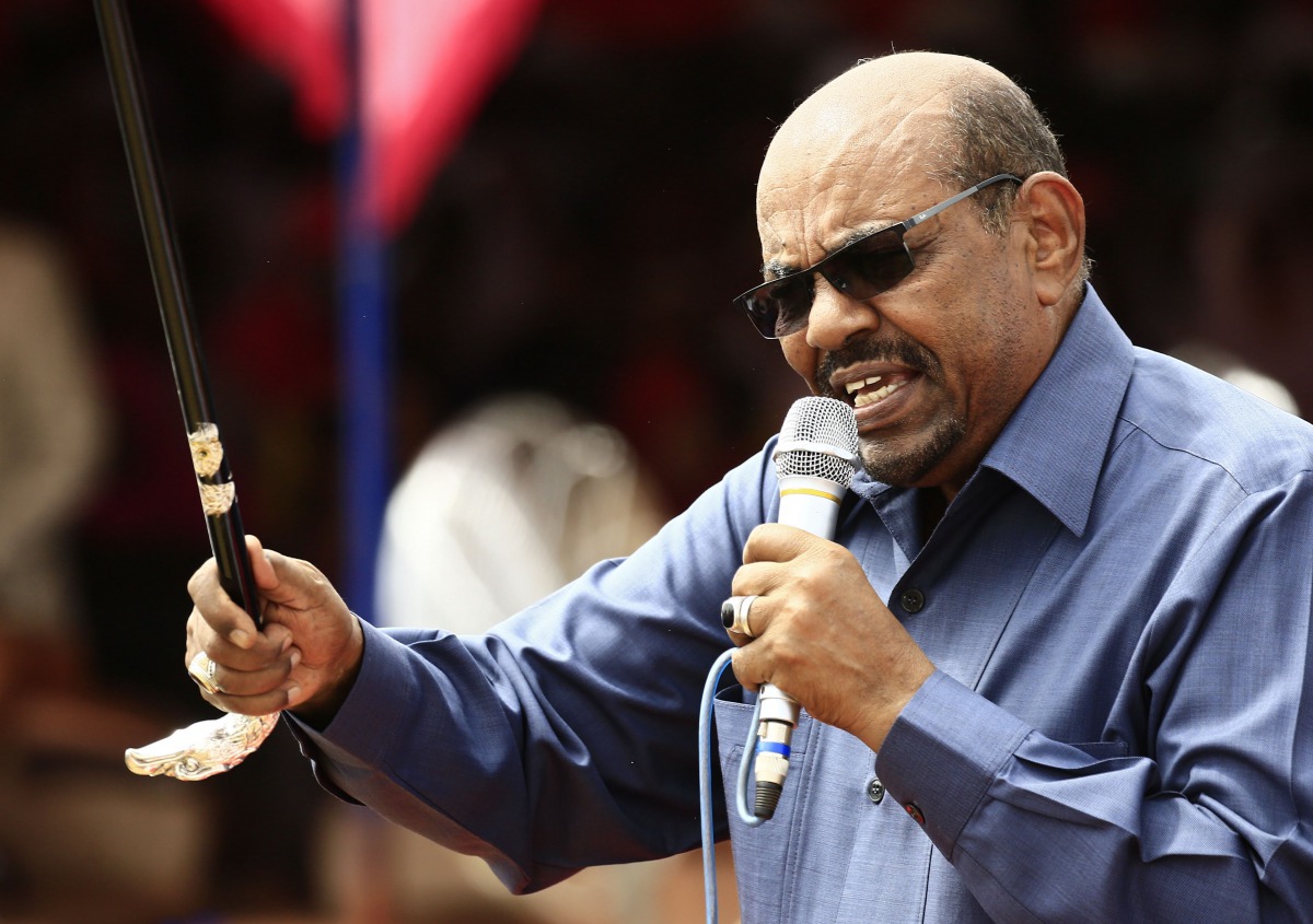 Sudanese President Omar al-Bashir delivers a speech during a visit to the village of Bilel in South Darfur, near the Kalma camp for displaced people, on September 22, 2017. AFP / Ashraf Shazly
 
