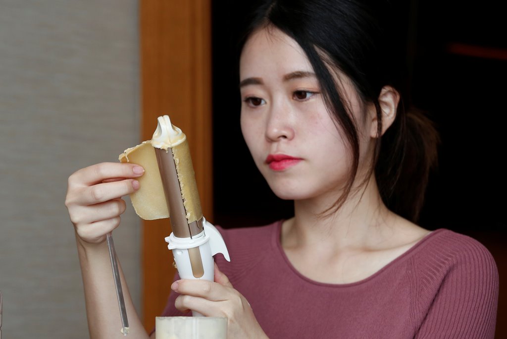Ms Yeah demonstrates to make an egg roll with a hair curler in Hong Kong, China September 14, 2017. Picture taken September 14, 2017. REUTERS/Bobby Yip
