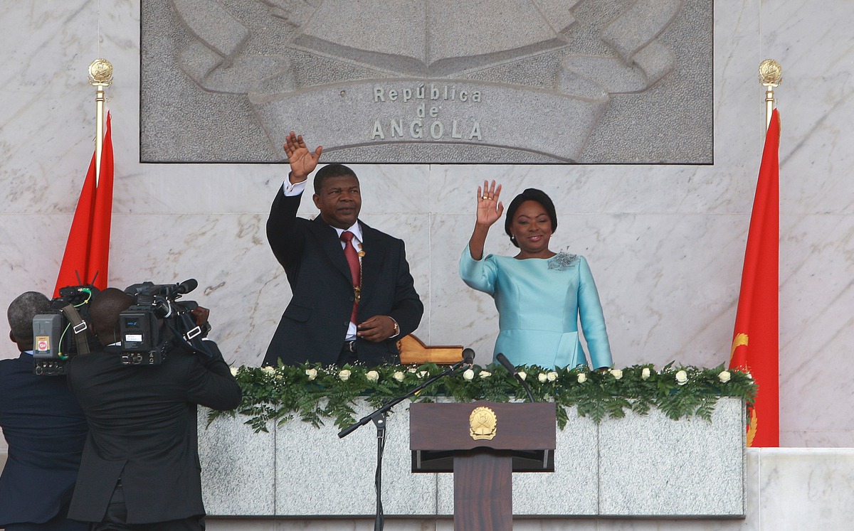 Sworn in Angolan President Joao Lourenco (L) and his wife Ana Dias de Lourenco wave to the crowd at the end of his swearing in ceremony as the new Angolan President on September 26, 2017 in Luanda.  AFP / Ampe Rogerio
