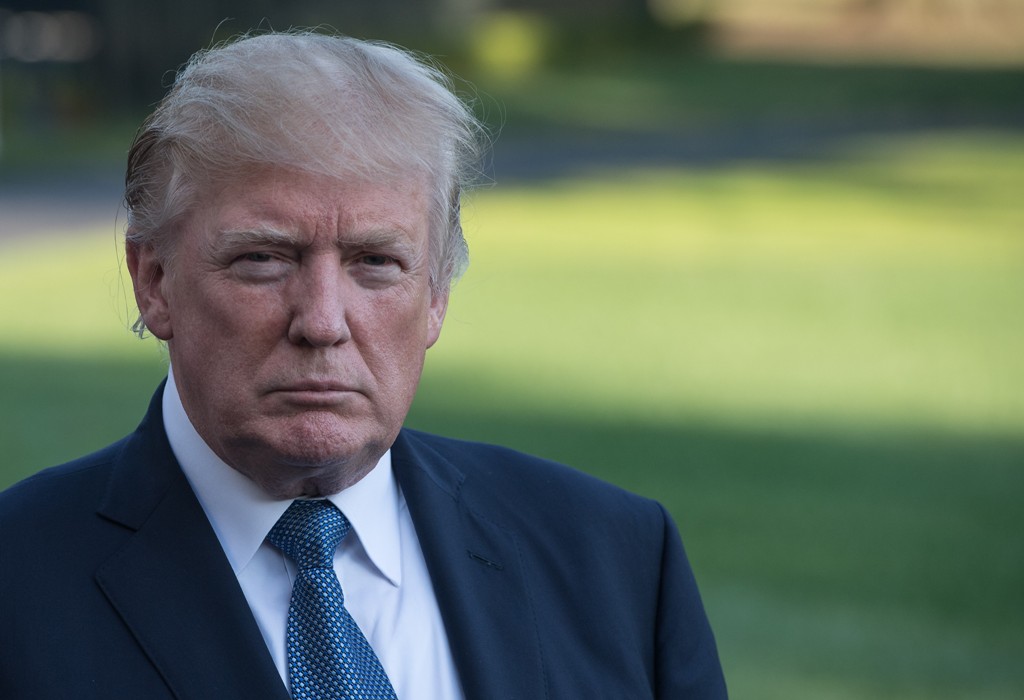 (FILES) This file photo taken on September 24, 2017 shows US President Donald Trump speaking to the press at the White House in Washington, DC, upon arrival from his New Jersey golf club.  / AFP / NICHOLAS KAMM

