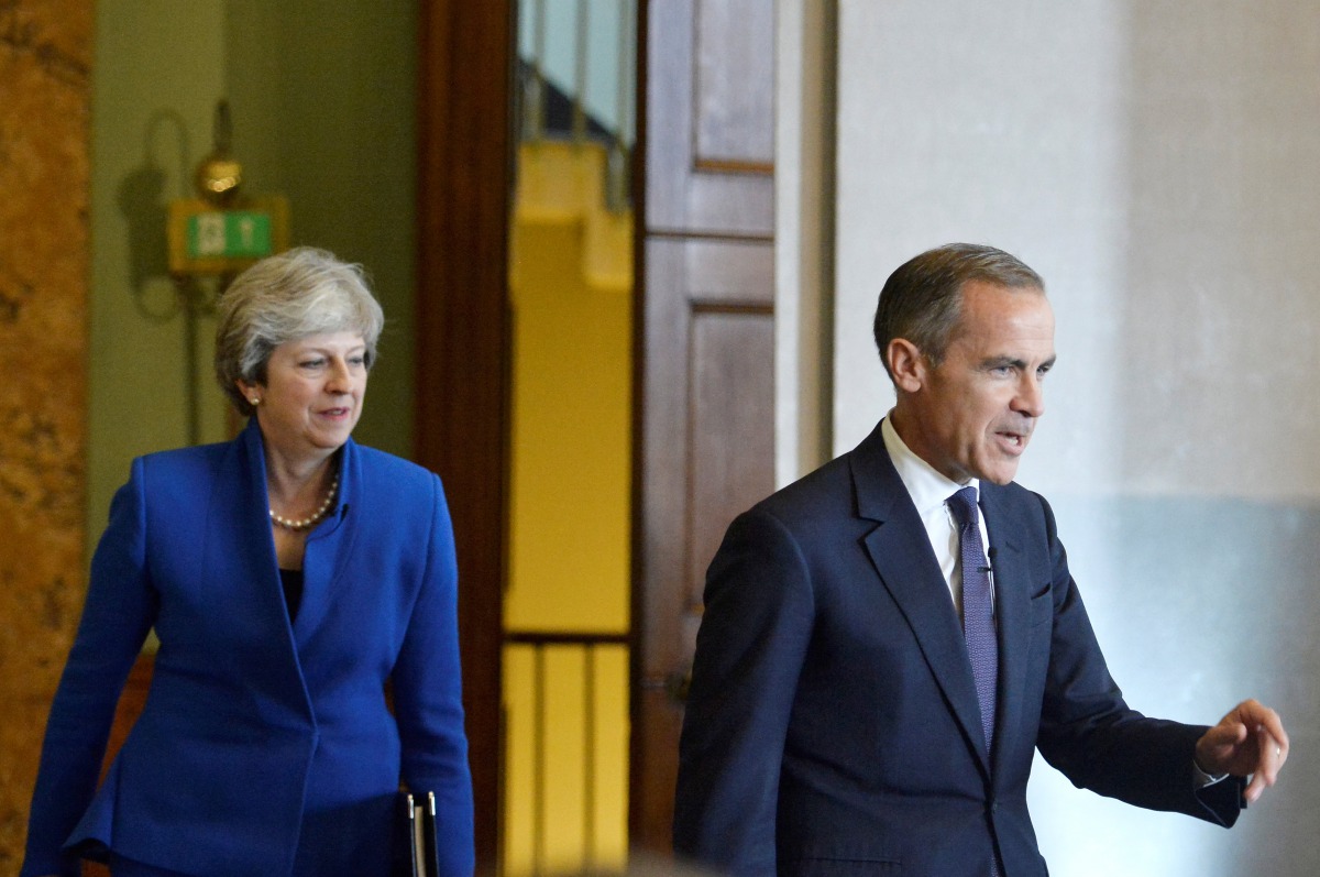 Britain's Prime Minister Theresa May arrives with Mark Carney, Governor of the Bank of England at an event to mark the 20th anniversary of the Bank's independence, in the City of London, September 28, 2017. Reuters/Mary Turner