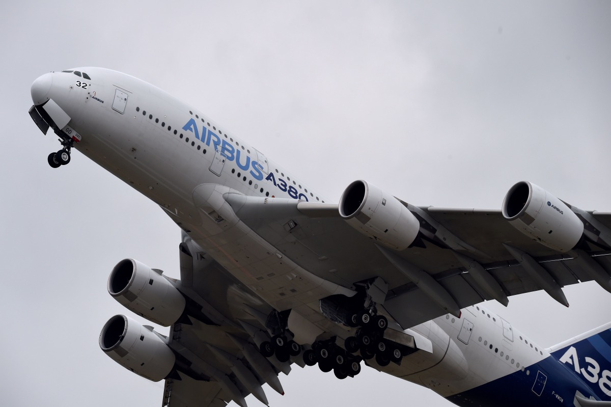 An Airbus A380 airplane performing at the International Paris Airshow in Le Bourget, north of Paris, on June 18, 2015 (AFP / MIGUEL MEDINA)