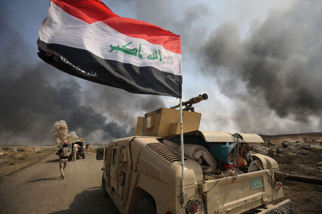 Iraqi forces and the Hashed al-Shaabi (Popular Mobilisation units) hold a position as they advance towards the Islamic State (IS) group's stronghold of Hawija on September 30, 2017 to recapture the town from the jihadists.  AFP / AHMAD AL-RUBAYE