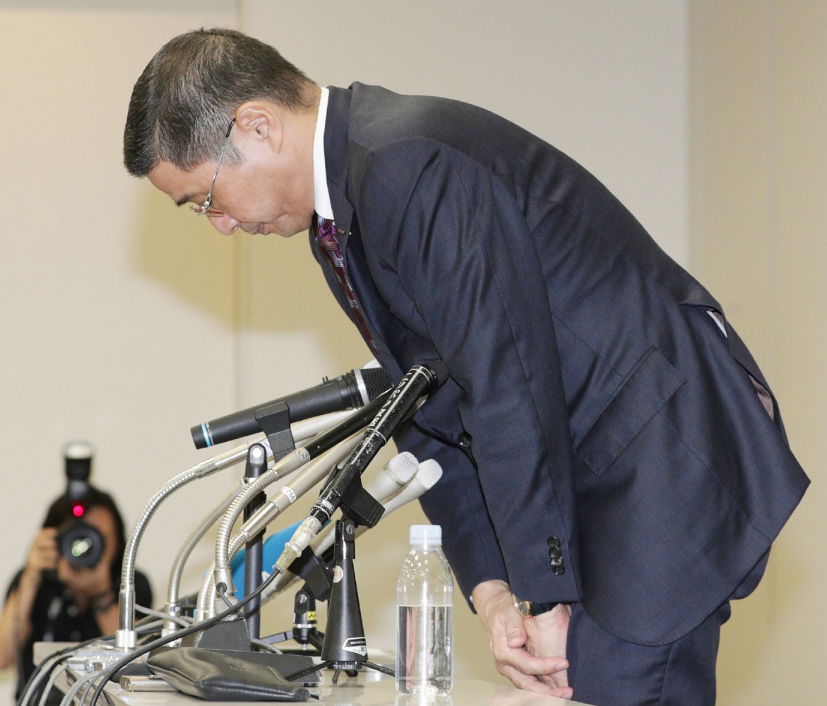 Hiroto Saikawa, President and Chief Executive Officer of Nissan Motor, bows at the end of his press conference at the company's headquarters in Yokohama, Kanagawa prefecture on October 2, 2017. AFP / Jiji Press