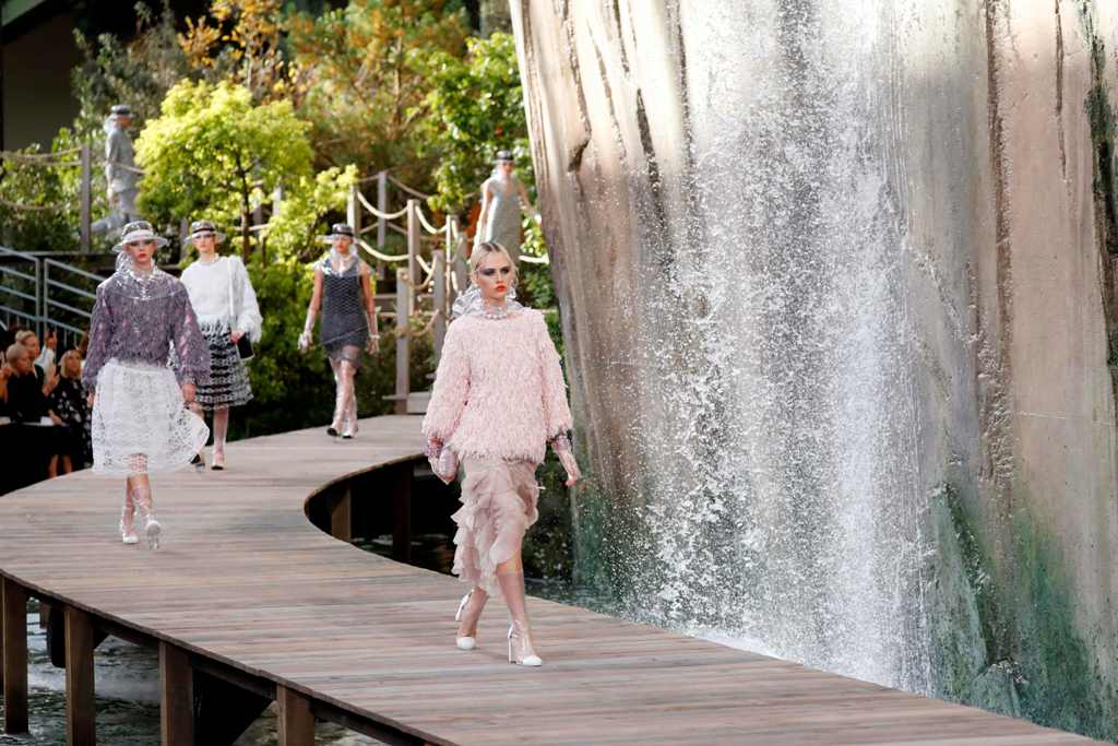 Models present creations for Chanel during the women's 2018 Spring/Summer ready-to-wear collection fashion show in Paris, on October 3, 2017. / AFP / Patrick KOVARIK
