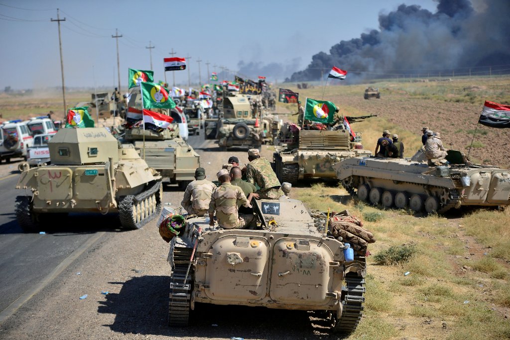Shi'ite Popular Mobilization Forces (PMF) and Iraqi army members gather on the outskirts of Hawija, Iraq October 4, 2017. REUTERS/Stringer