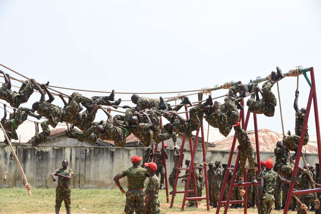Recruits undergo training at the headquaters of the Depot of the Nigerian Army in Zaria, Kaduna State in northcentral Nigeria, on October 5, 2017.  AFP / PIUS UTOMI EKPEI
