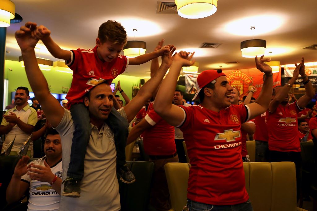 A group of Iraqi Manchester United football supporters gather at a cafe to watch a match in Baghadad on September 18, 2017. AFP / SABAH ARAR
