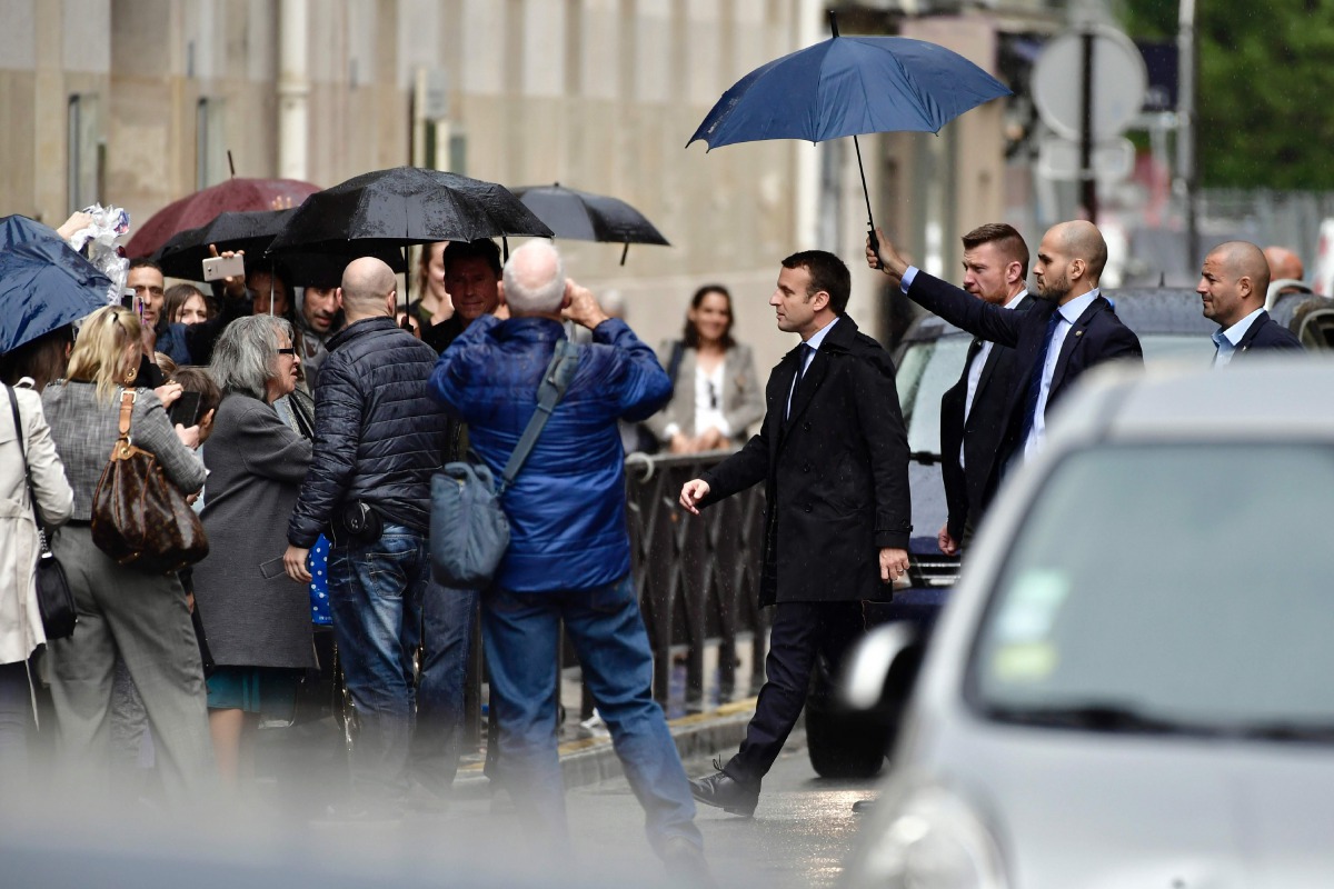 Emmanuel Macron walks in a street, on May 11, 2017 in Paris (AFP / Philippe Lopez) 