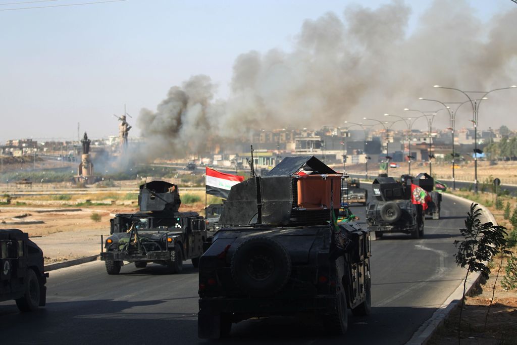 Smoke billows as Iraqi forces advance towards the centre of Kirkuk during an operation against Kurdish fighters on October 16, 2017. AFP / AHMAD AL-RUBAYE
