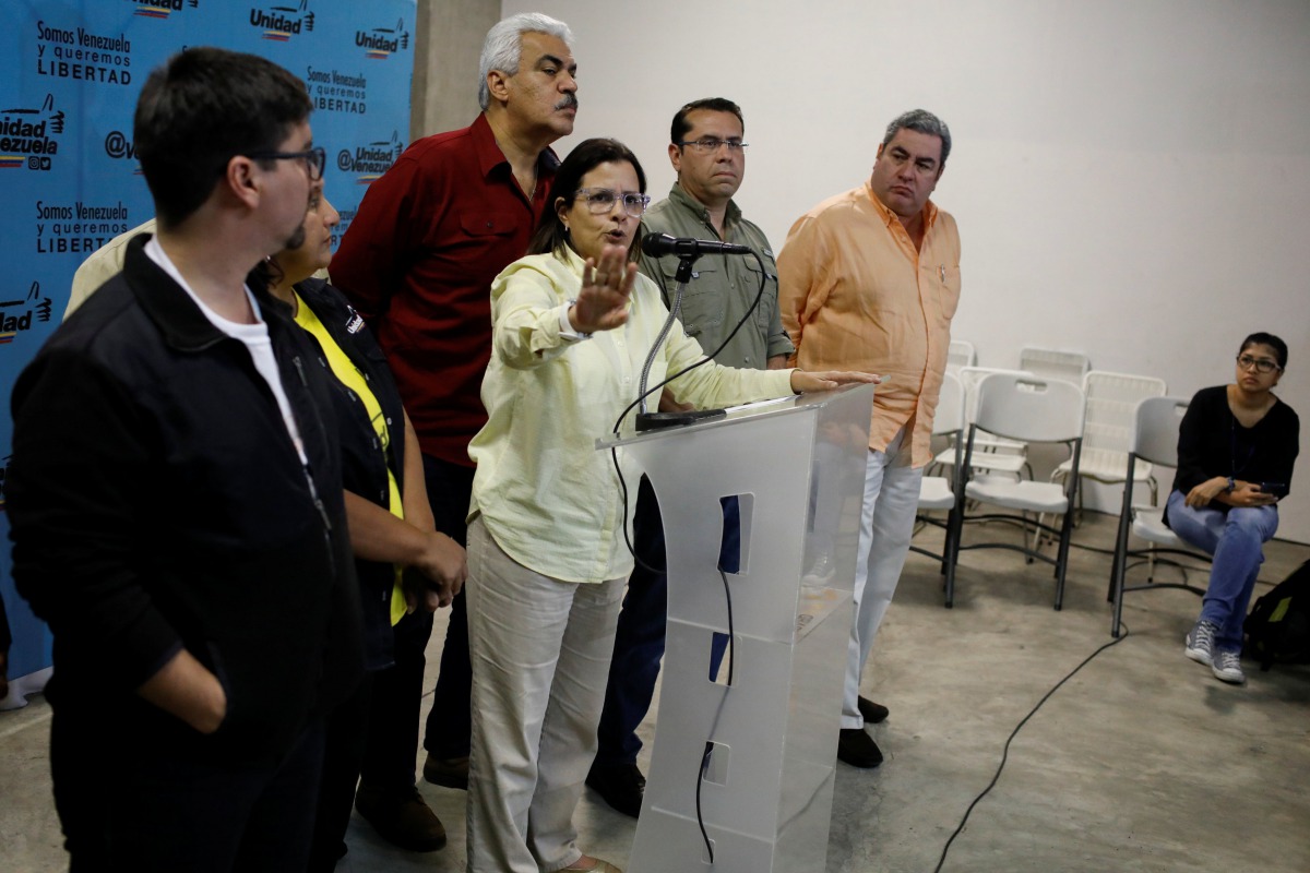 Liliana Hernandez (C), representative of the Venezuelan coalition of opposition parties (MUD), talks to the media during a news conference in Caracas, Venezuela, October 16, 2017. Reuters/Marco Bello