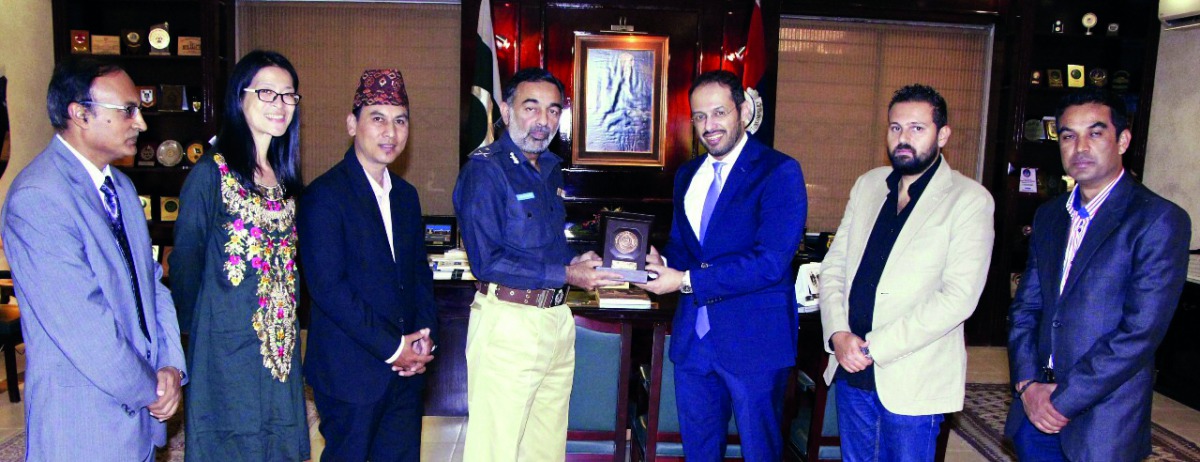Major General Salahedine Mehsud of Pakistan hands over a memento to Mubarak Al Boainin, member of Qatar Sports Press Committee during his visit to Pakistan.
