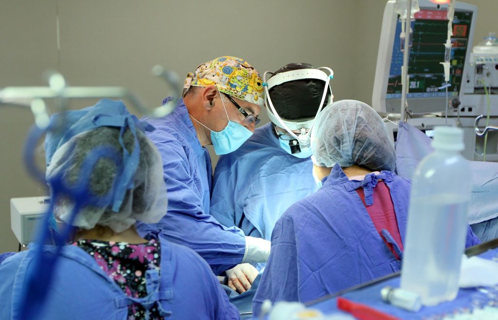 Handout picture released by the Mexican Social Security Institute (IMSS in Spanish) press office showing doctor David Arellano (C) conducting a surgery at the La Raza hospital in Mexico City, on September 14, 2017.