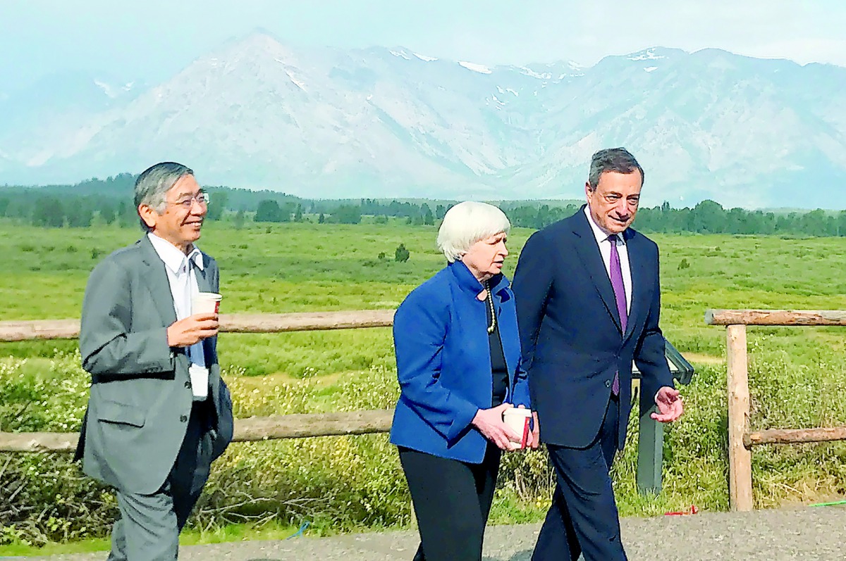 Governor of the Bank of Japan Haruhiko Kuroda, United States Federal Reserve Chair Janet Yellen and President of the European Central Bank Mario Draghi walk after posing for a photo opportunity during the annual central bank research conference in Jackson