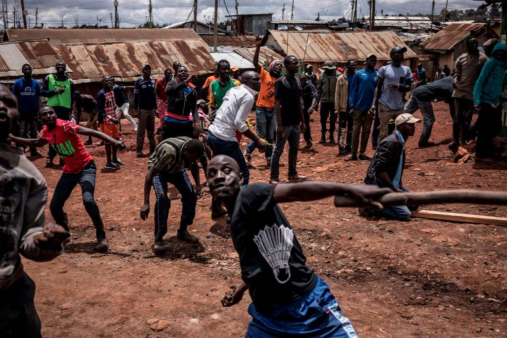 Protesters throw stones during clashes with police forces in the Kibera district, Nairobi, on October 26, 2017.  AFP / MARCO LONGARI
