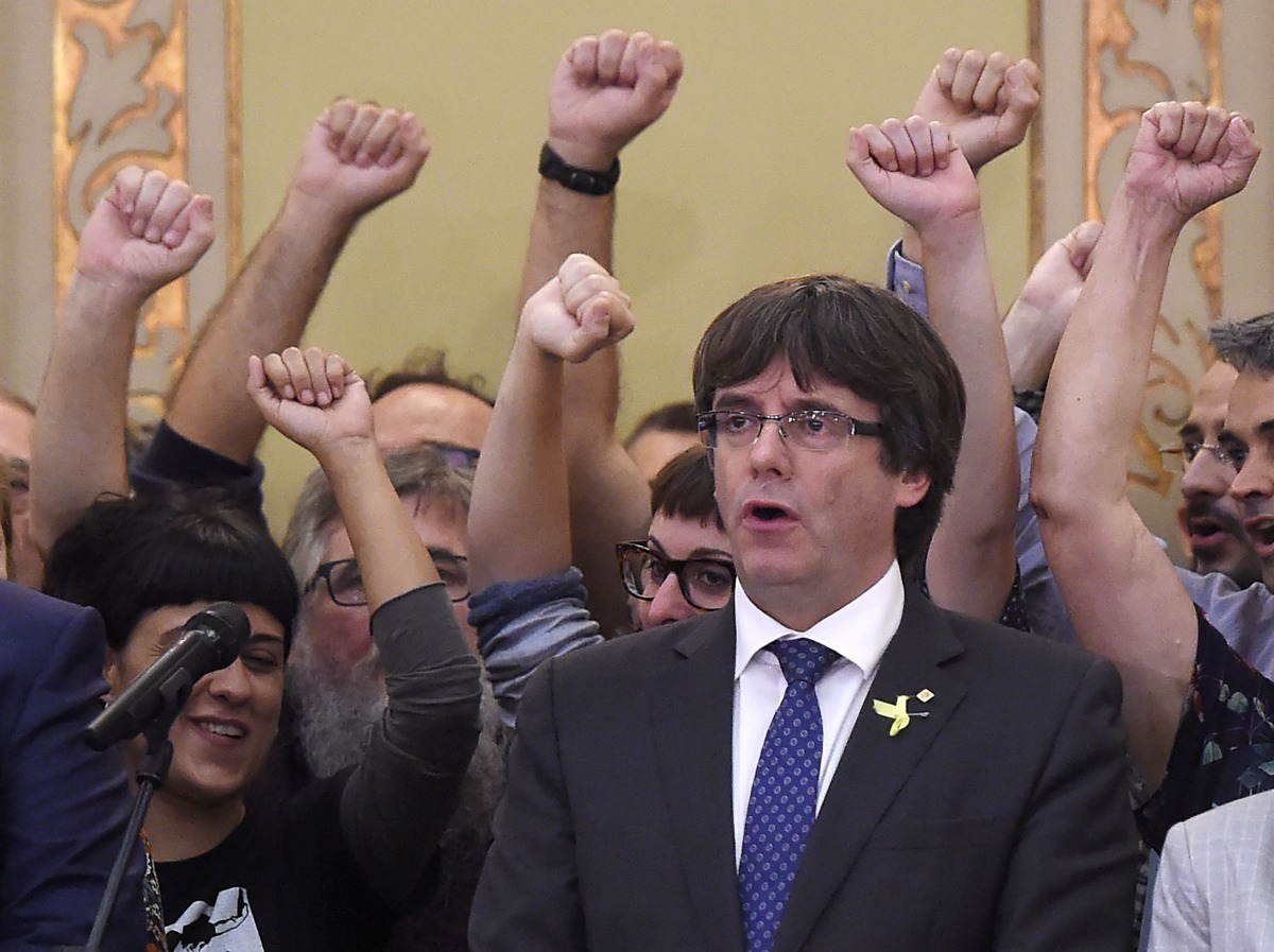 Catala president Carles Puigdemont (C) sings the Catalan anthem 