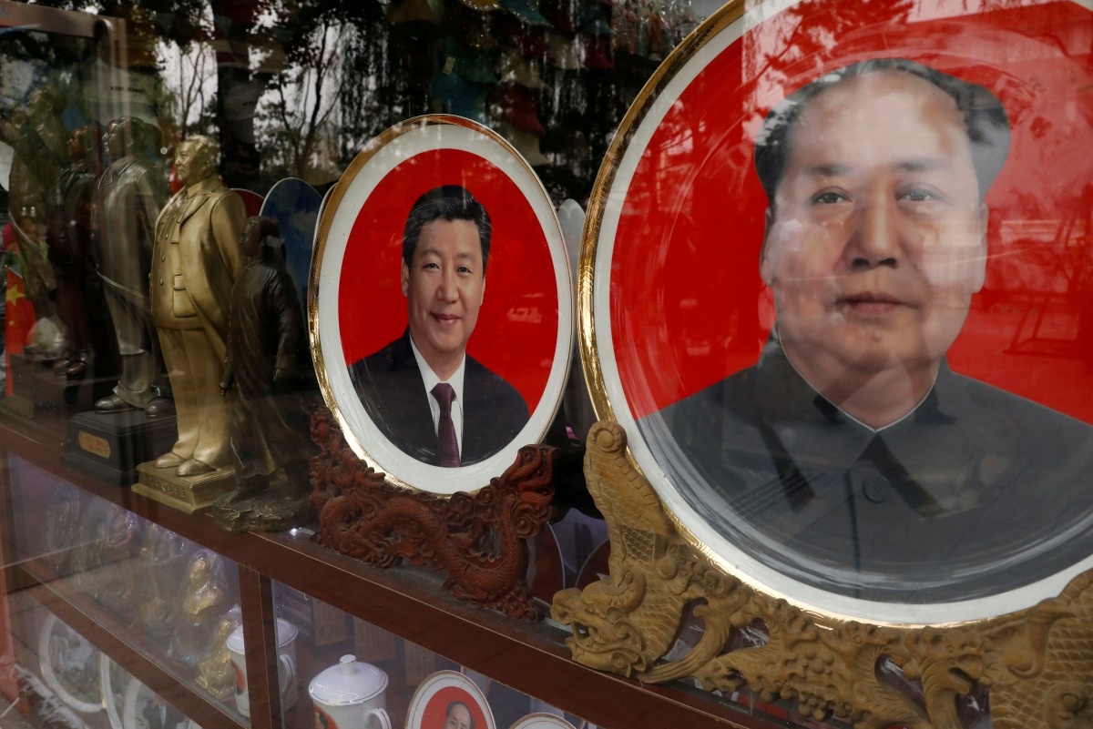 Souvenir plates with images of Chinese late Chairman Mao Zedong (R) and Chinese President Xi Jinping are seen in Beijing, China, October 21, 2017. Reuters/Tyrone Siu