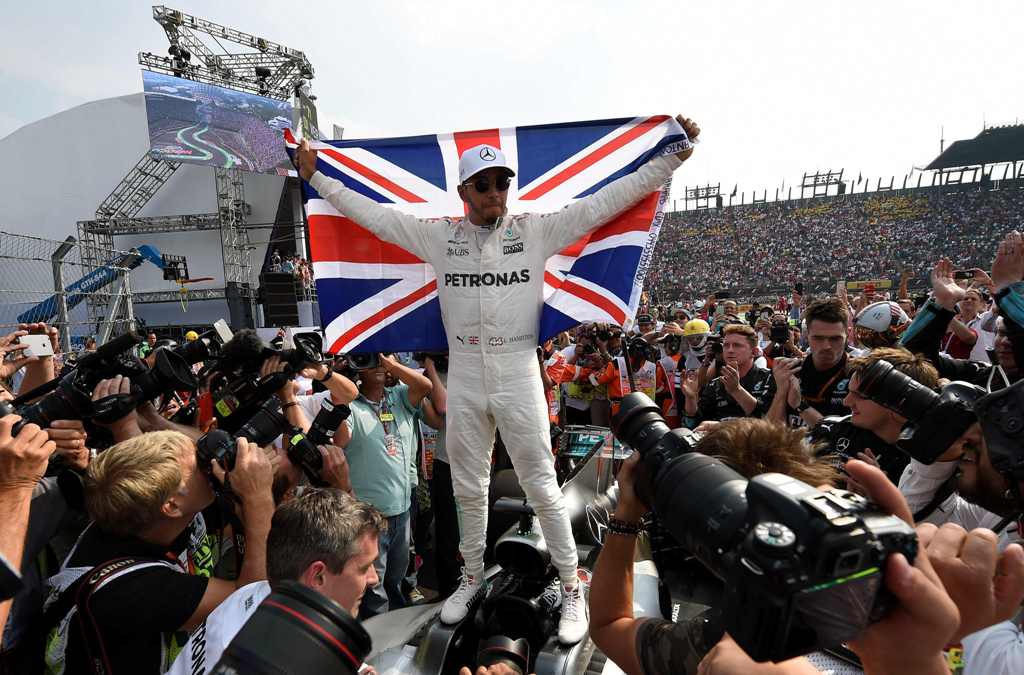 Mercedes' British driver Lewis Hamilton celebrates after winning his fourth Formula One world title despite finishing the Mexican Grand Prix in ninth place, at the Hermanos Rodriguez circuit in Mexico City on October 29, 2017. / AFP / Alfredo ESTRELLA