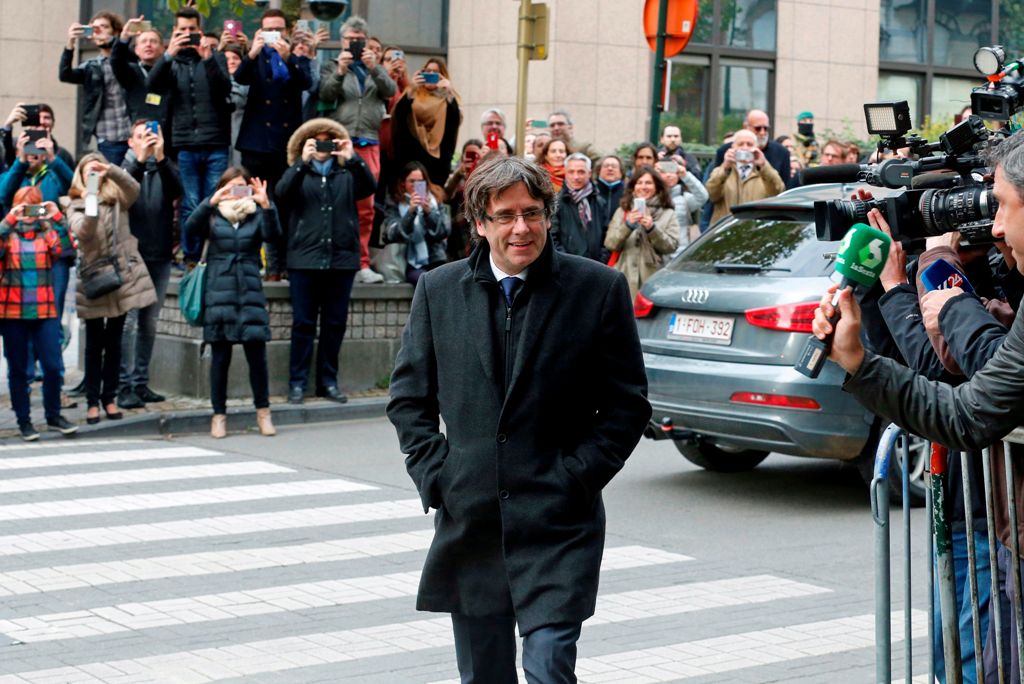 Dismissed Catalonia's leader Carles Puigdemont arrives to address media representatives at The Press Club in Brussels on October 31, 2017.  AFP / NICOLAS MAETERLINCK
