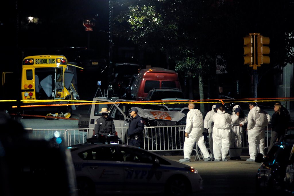 Police investigate the scene of a pickup truck attack on the West Side Highway in Manhattan, New York, U.S., October 31 2017. REUTERS/Andrew Kelly
