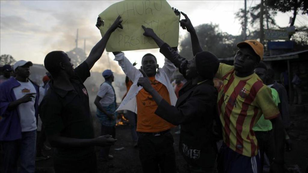 Kenyan opposition supporters stage a demonstration after the re-elections results on October 30, 2017 at Kibera division of Nairobi. / AA.