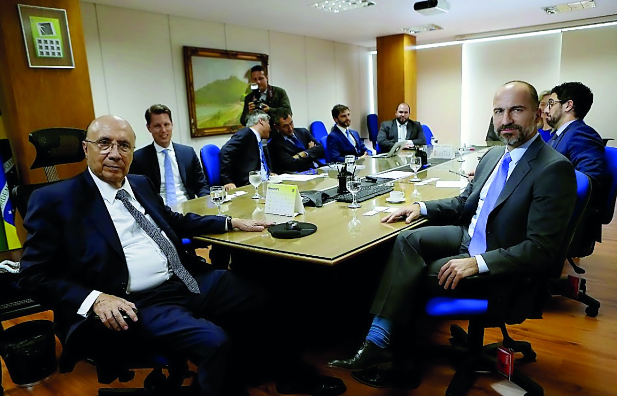 Brazilian Finance Minister Henrique Meirelles (L) and the UBER's CEO Dara Khosrowshahi (R) meet in Braslia, Brazil on October 31, 2017.  AFP / Sergio Lima
