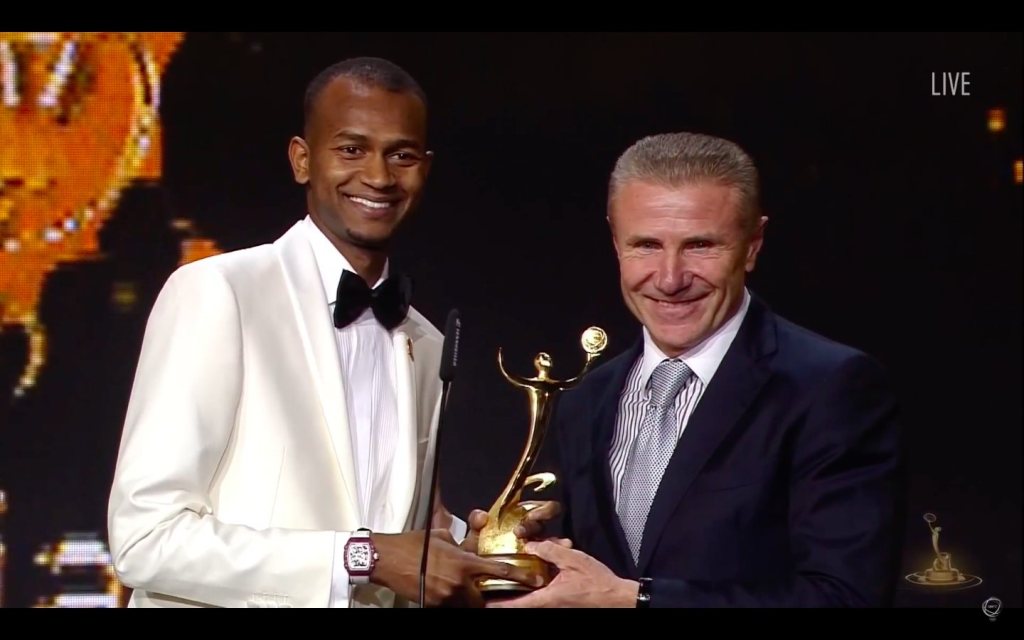 Mutaz Barshim receiving his award. (Photo: twitter)