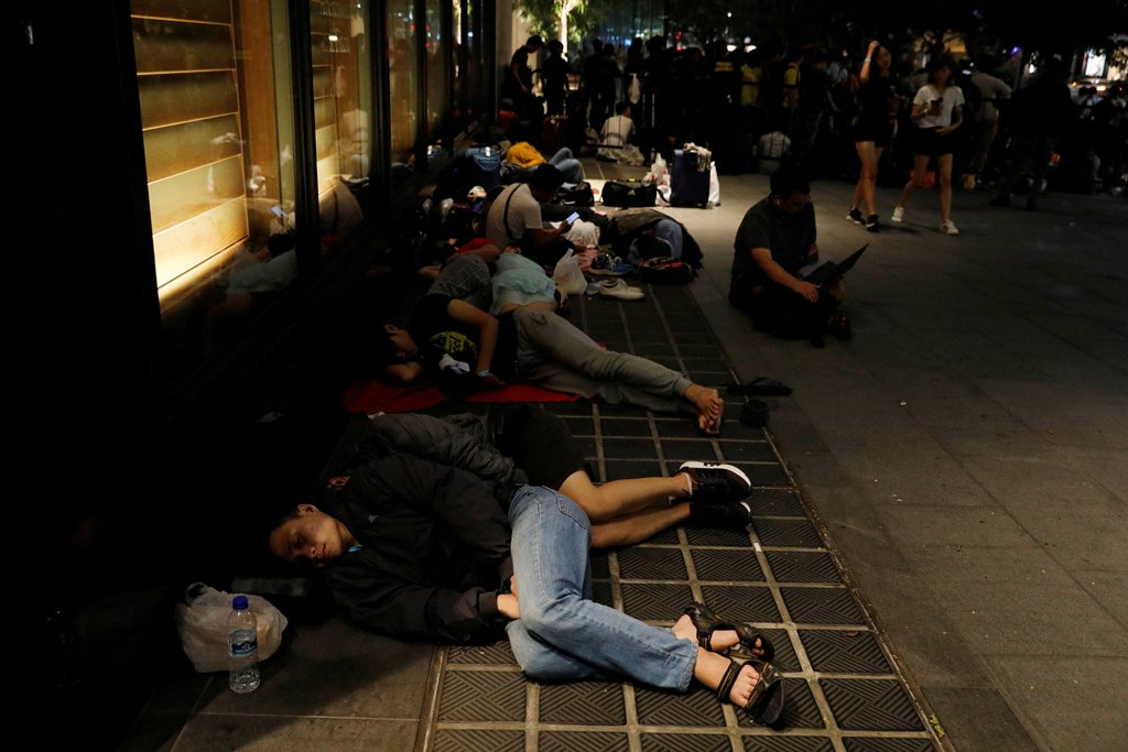 People queue overnight for the iPhone X launch outside the Apple store in Singapore November 3, 2017. REUTERS/Edgar Su