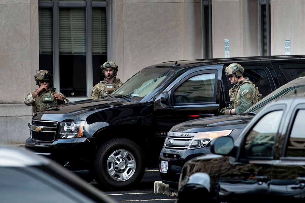 US Marshals wait to company an armored vehicle with Mustafa al-Imam as it leaves after a hearing at the US District Court on November 3, 2017, in Washington, DC. AFP / Brendan Smialowski
