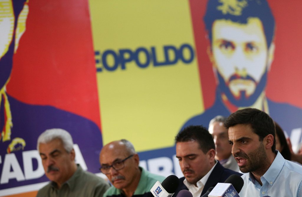 Juan Andres Mejia (R), lawmaker of the Venezuelan coalition of opposition parties, talks to the media during a news conference in Caracas, Venezuela November 3, 2017. REUTERS/Carlos Garcia Rawlins