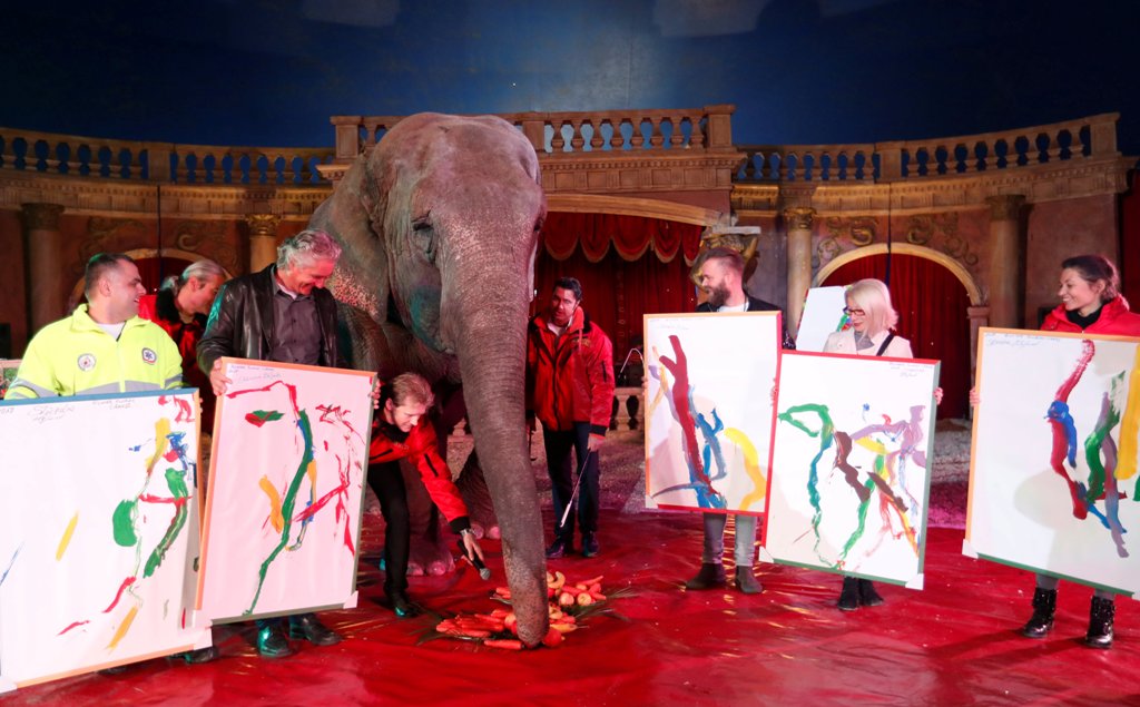 Sandra, a 42-year-old elephant, poses for a photo with Hungarian circus fans who bought her painting in the Florian Richter Circus in Budapest, Hungary November 4, 2017. REUTERS/Laszlo Balogh