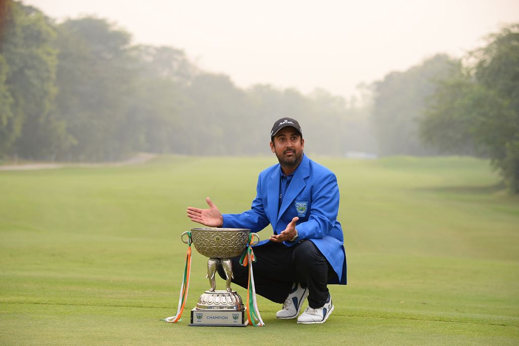 Indian golfer Shiv Kapur poses with the winning trophy after winning the Panasonic Open India golf tournament on the Asian Tour at the Delhi Golf Club in New Delhi on November 5, 2017. / AFP / SAJJAD HUSSAIN