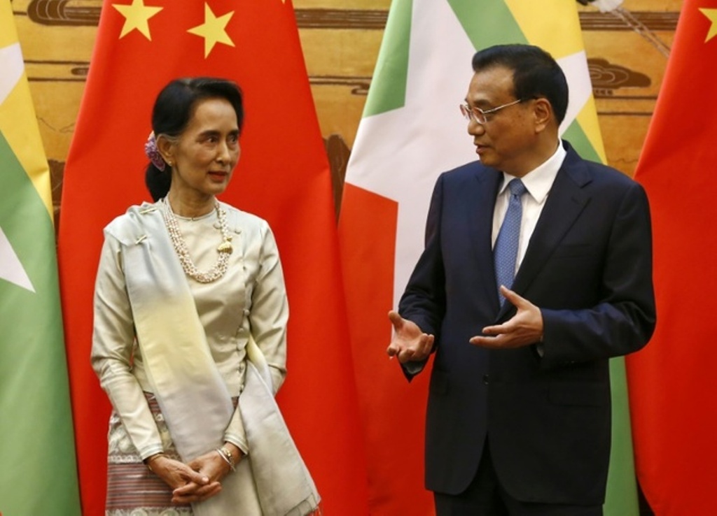 Myanmar State Counsellor Aung San Suu Kyi (L) and Chinese Premier Li Keqiang (R) talk during a signing of agreements ceremony at the Great Hall of the People in Beijing, China, 18 August 2016. REUTERS/Rolex Dela Pena/Pool.