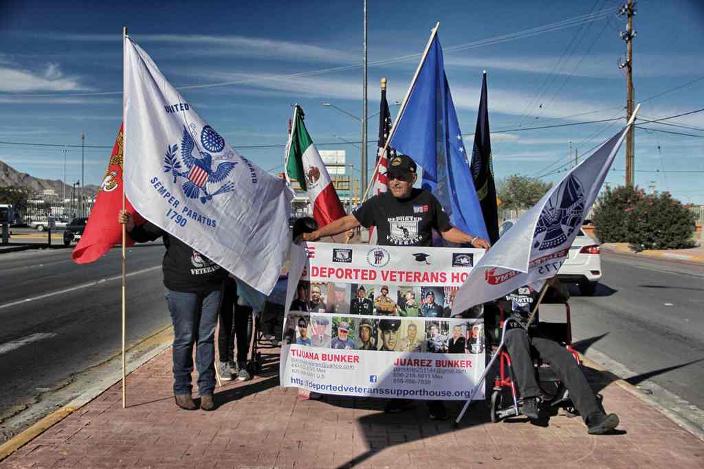 Mexicans who served in the United States Army take part in a protest while commemorating in US the Veterans Day, in Ciudad Juarez, Chihuahua state, Mexico, in the border with El Paso, Texas, on November 11, 2017. / AFP / HERIKA MARTINEZ