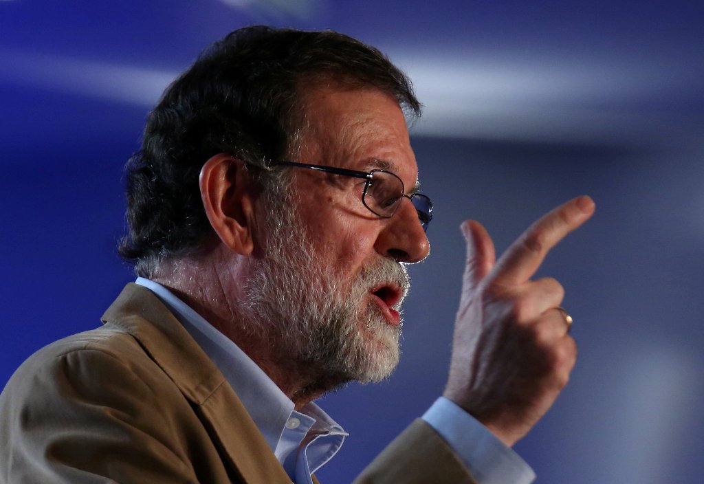 Spanish Prime Minister Mariano Rajoy gestures during a Catalan regional People's Party meeting in Barcelona, Spain, November 12, 2017. REUTERS/Albert Gea
