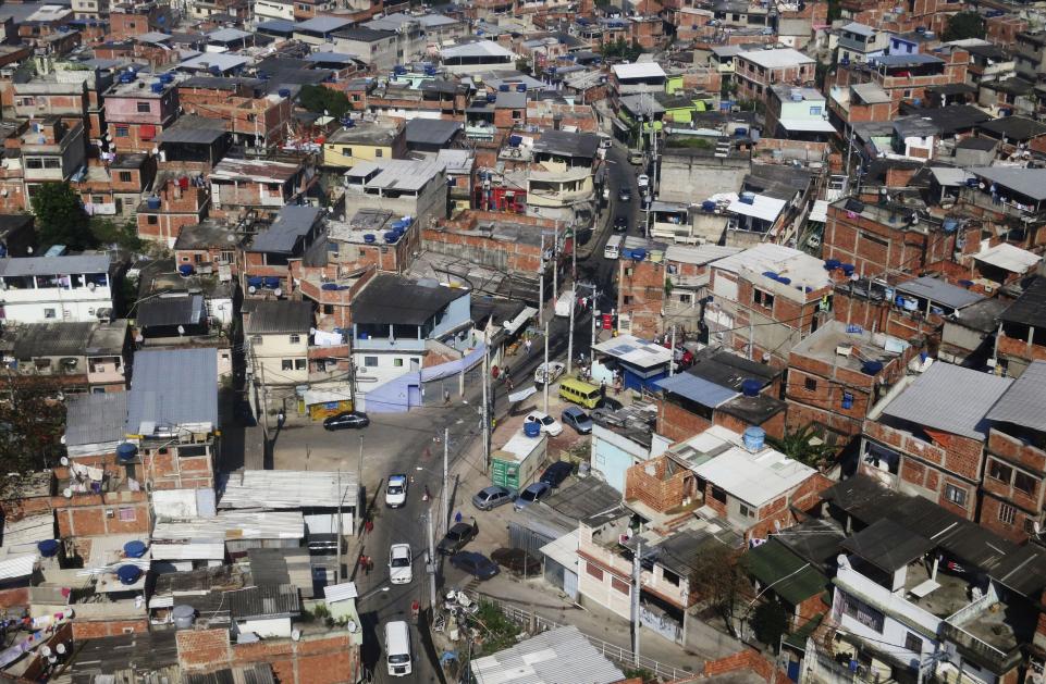 A favela is pictured in Rio De Janeiro, June 28, 2014 (Reuters / Alessandro Garofalo) 