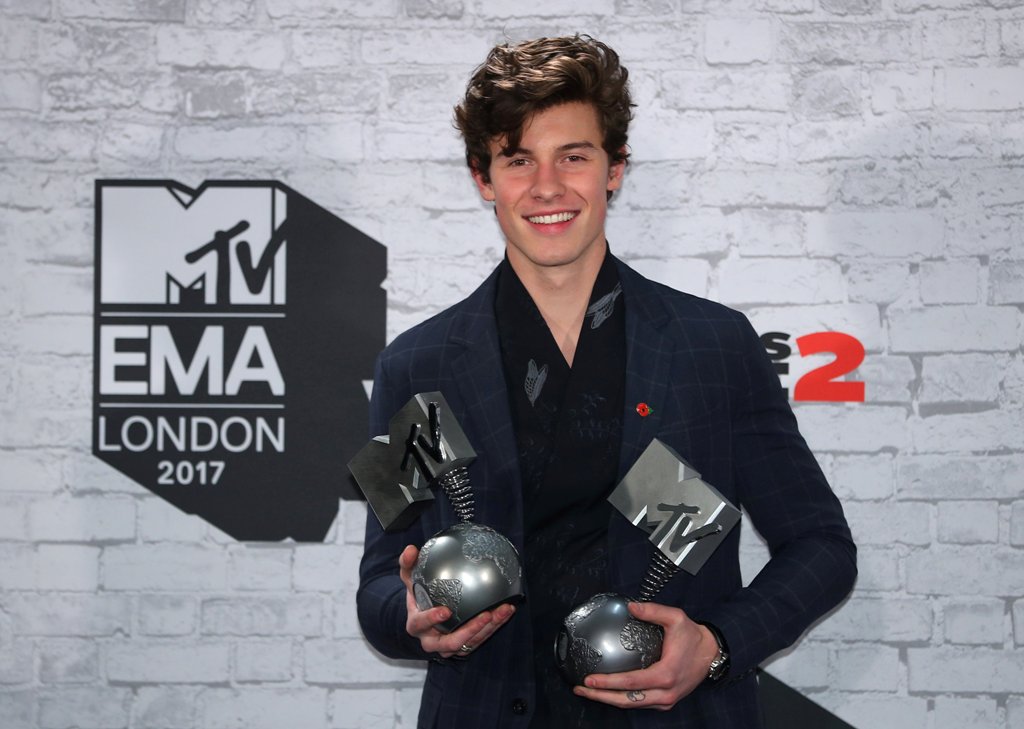 An image of Canadian singer Shawn Mendes posing with his awards during the 2017 MTV Europe Music Awards at Wembley Arena in London, Britain November 12, 2017. REUTERS//Hannah McKay
