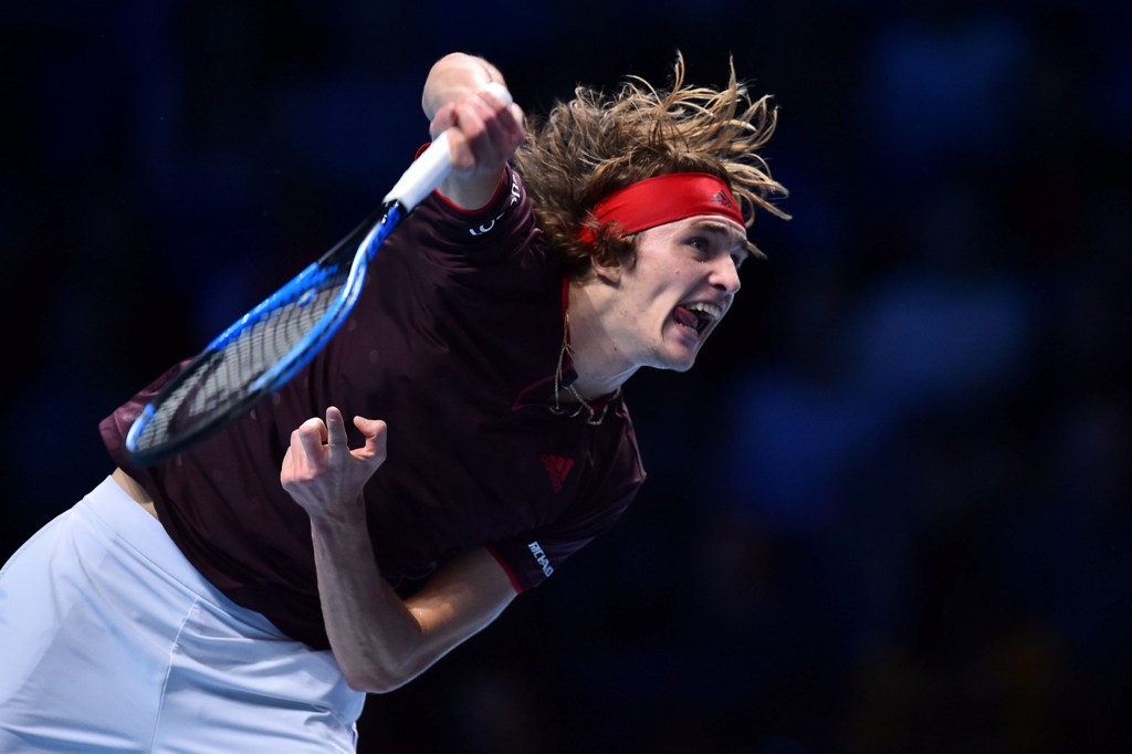 Germany's Alexander Zverev returns against Switzerland's Roger Federer during their men's singles round-robin match on day three of the ATP World Tour Finals tennis tournament at the O2 Arena in London on November 14, 2017. / AFP / Glyn KIRK
