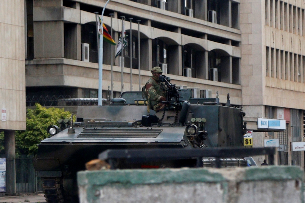 A tank seals off a main road to the Zimbabwe high court within the military activities taking place in Harare, Zimbabwe on November 15, 2017. Stringer - AA
