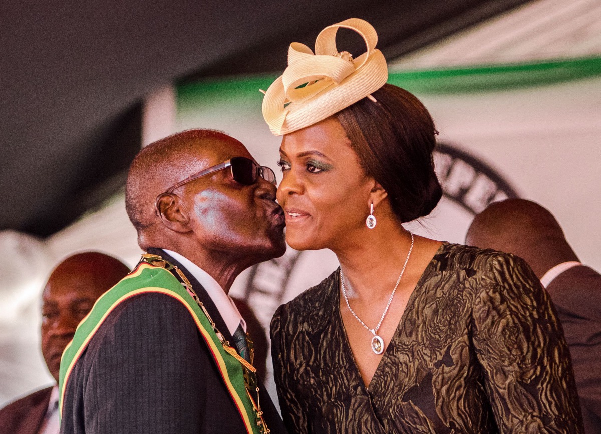 Robert Mugabe kissing his wife Grace Mugabe during the 37th Independence Day celebrations at the National Sports Stadium in Harare on April 18, 2017 (AFP / Jekesai Njikizana) 