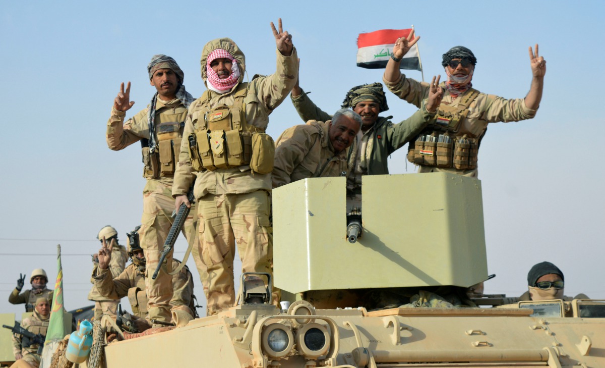 raqi forces show victory signs after they captured Rawa town, the last remaining town under Islamic State control, Iraq November 17, 2017. Reuters/Stringer